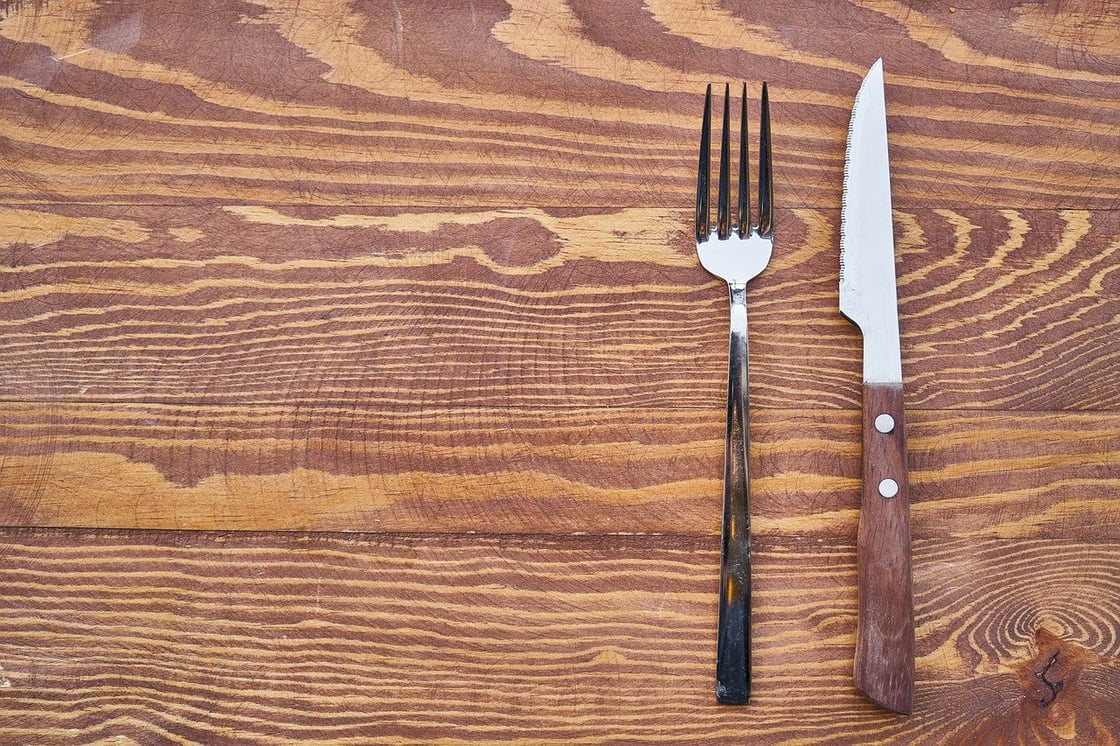Forchetta e coltello disposti su un tavolo