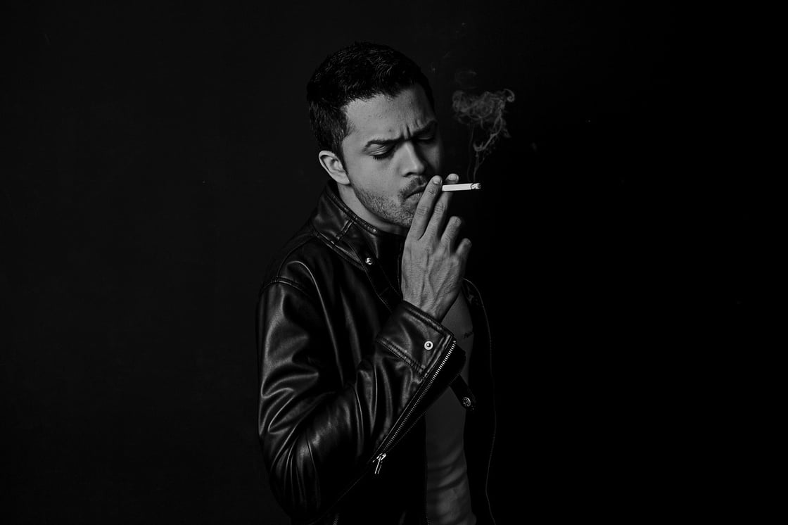 Ragazzo che fuma una sigaretta