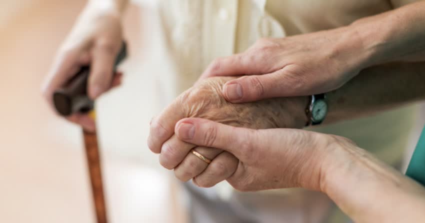 Caregiver assiste persona affetta da fasi finali Parkinson 