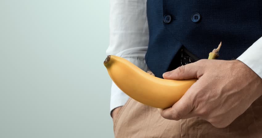 ‎Rappresentazione disfunzione erettile - uomo che tiene in mano una banana