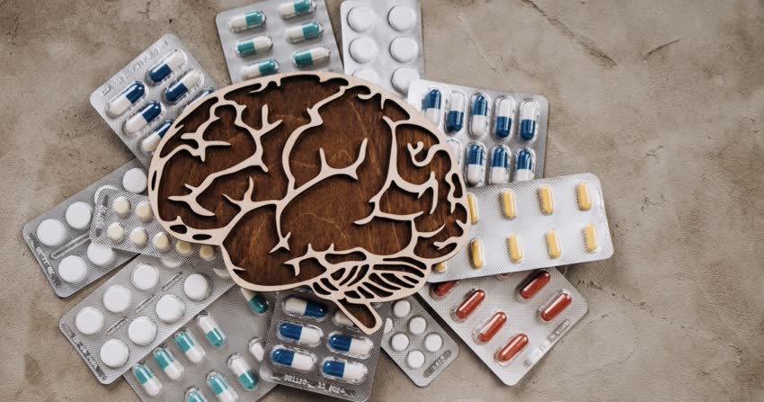 Rappresentazione cervello con pillole per malattia di Parkinson giovanile 