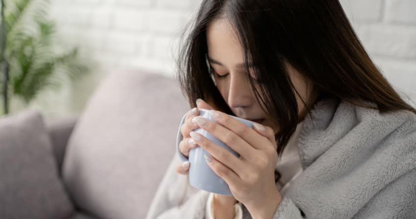 ragazza che beve tisana per tosse grassa