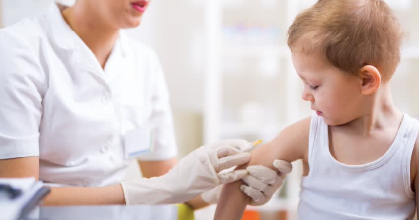 medico che esegue vaccino contro meningococco ad un bambino