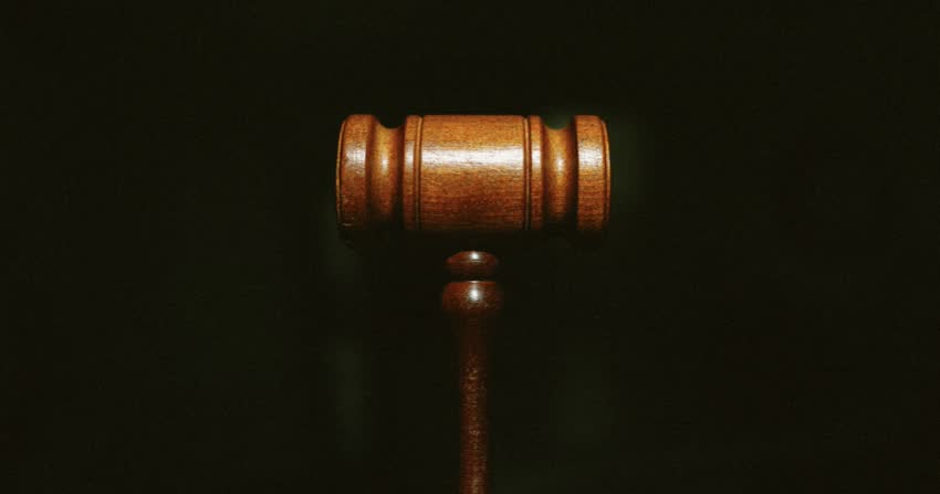 Close up martelletto tribunale come metafora senso di giustizia