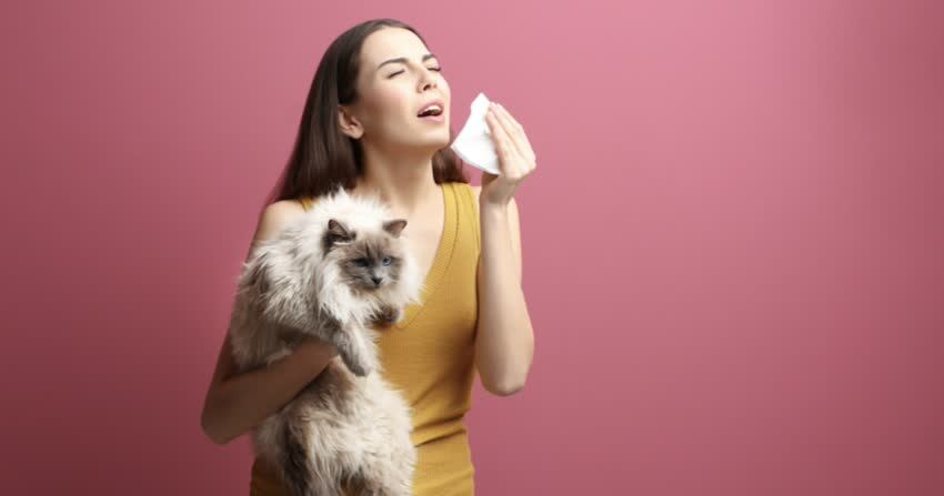 Donna con allergia gatto