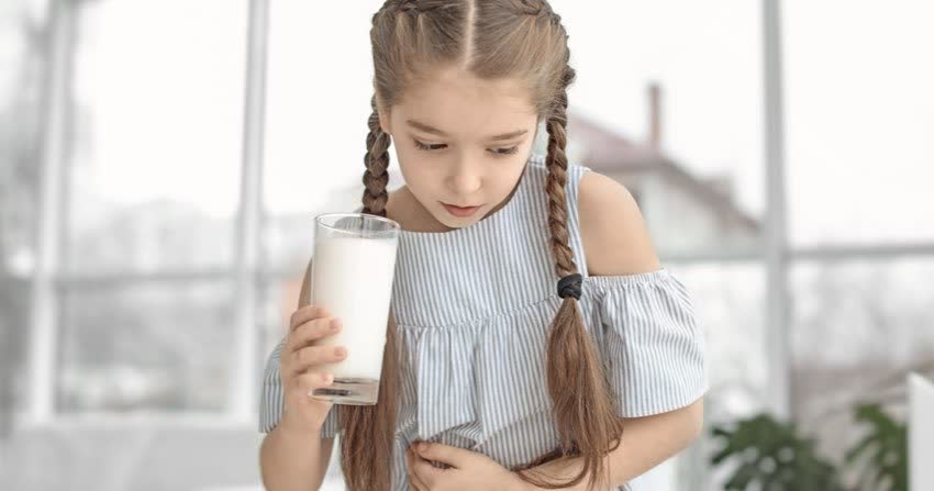 Bambina intollerante al lattosio con mal di pancia causato dal latte
