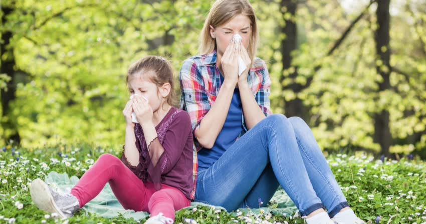 Mamma e figlia con allergia respiratoria