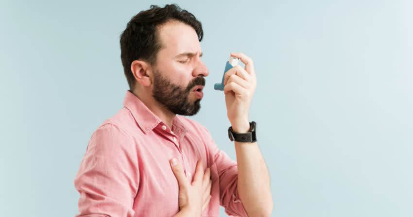 Uomo con trattamento per asma