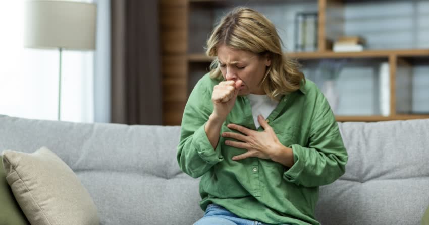 Donna con asma allergico
