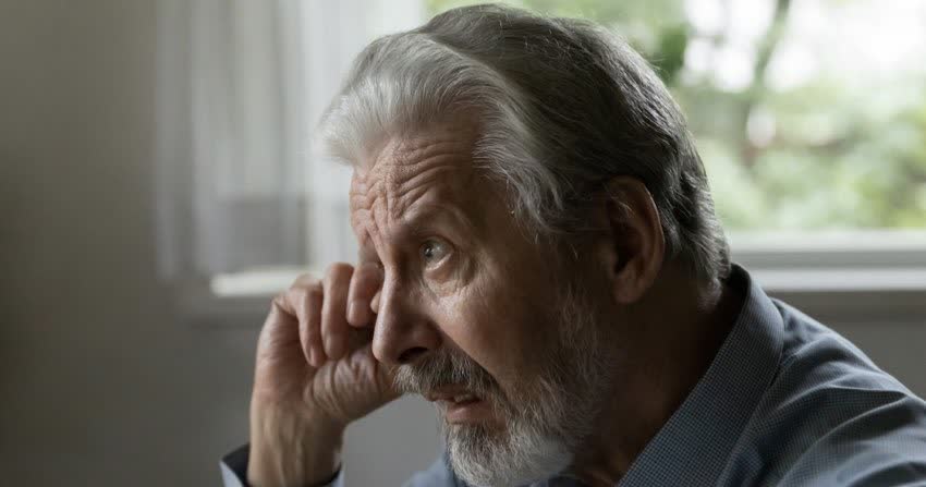 Uomo anziano che mostra difficoltà visive