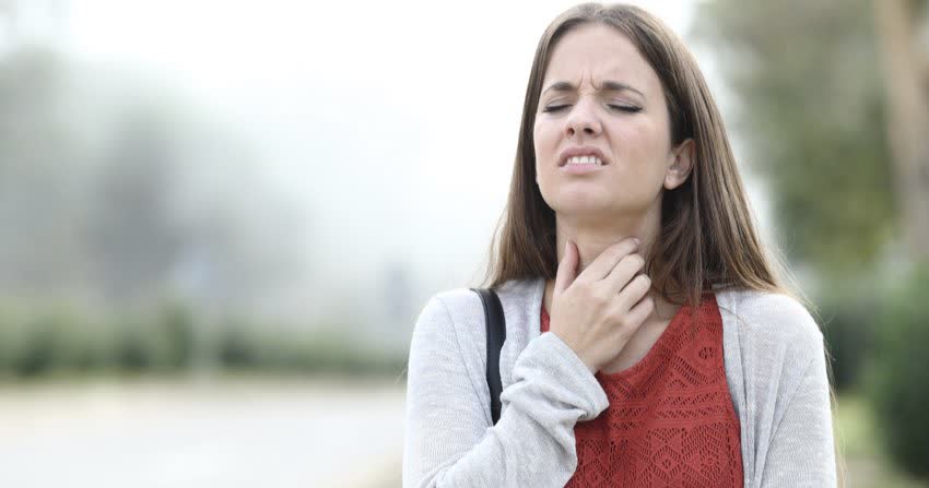 Donna con sintomi del mal di gola