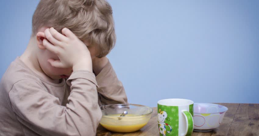 Bambino che rifiuta cibo come sintomo di disturbo alimentare