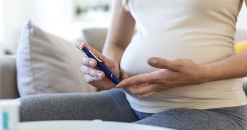 Persona incinta che misura il livello di glicemia