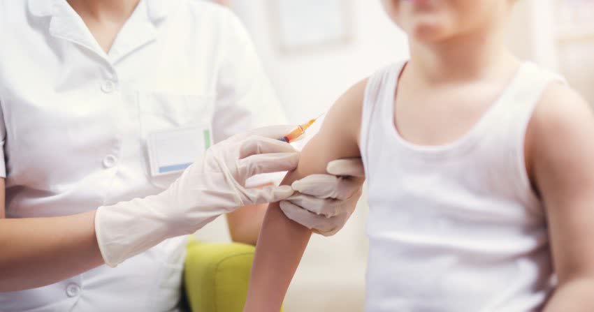 Infermiere che esegue vaccinazione su un bambino