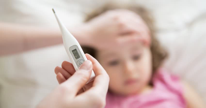 Close up termometro con sfondo bambina con febbre
