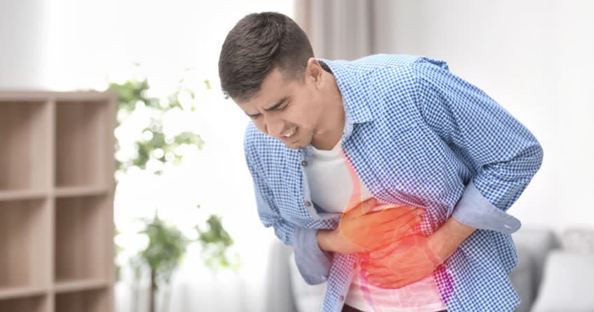 Giovane uomo con forti dolori di stomaco indicativi di gastrite nervosa