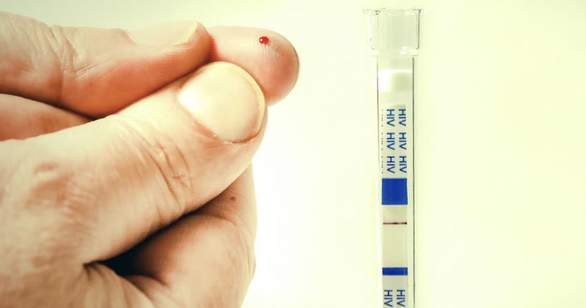 Dita di un adulto con goccia di sangue da utilizzar per autotest HIV