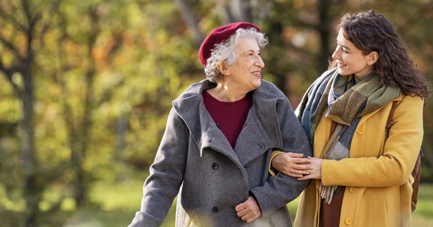 Donna anziana a passeggio con persona giovane per combattere l'insufficienza renale