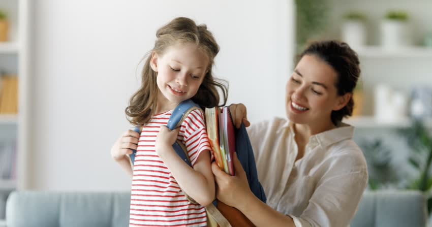 Mamma con bambina primo giorno di scuola