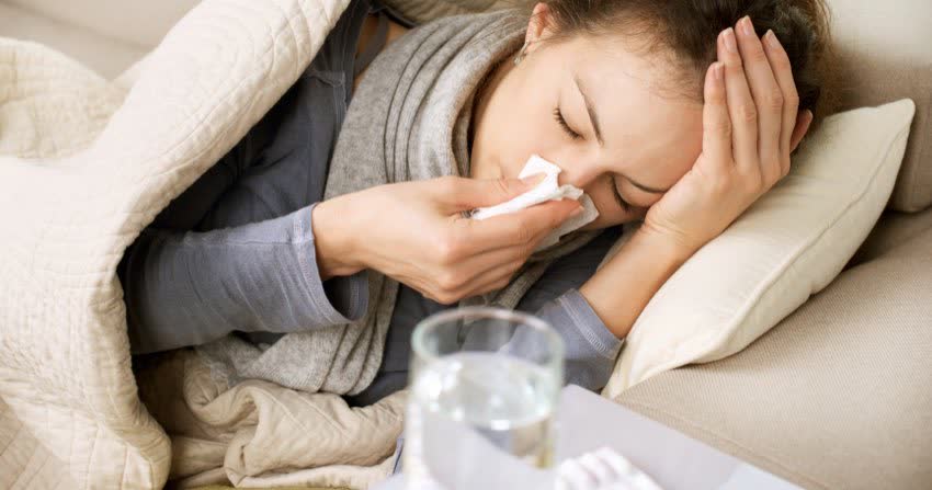 Persona influenzata con febbre e raffreddore
