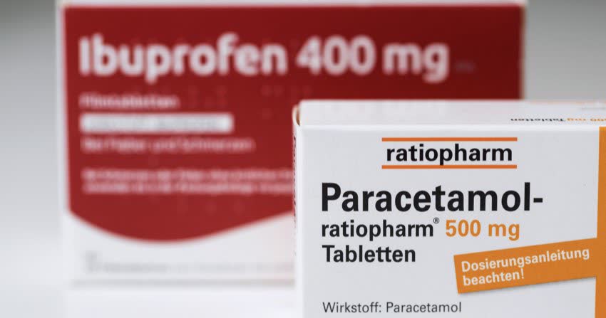 Confezione di ibuprofene e paracetamolo