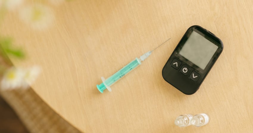 immagine siringa insuline e display per test