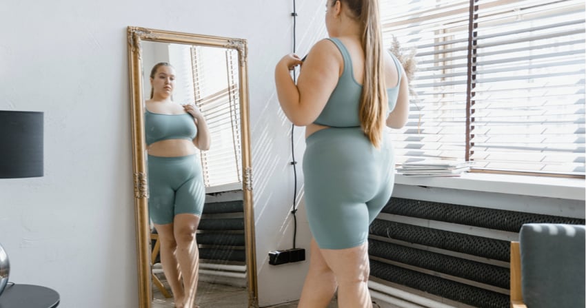 Persona obesa allo specchio