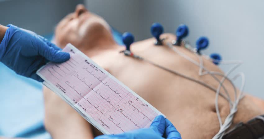 Figura maschile distesa durante un elettrocardiogramma