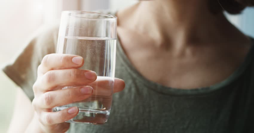 Close up bicchiere d'acqua per prevenire mal di testa dopo mangiato