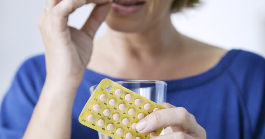 Donna che assume terapia contraccezione
