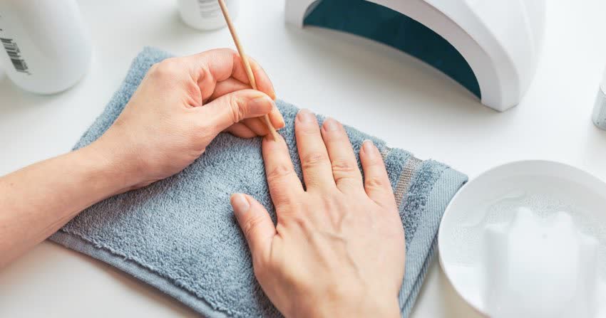 Persona che si appresta ad eseguire manicure con strumenti puliti e affilati