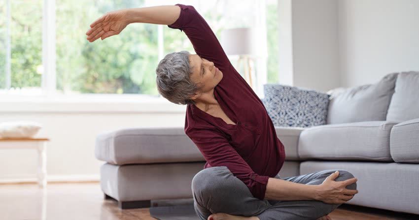 Donna senior con sclerosi multipla che fa stretching contro gli spasmi