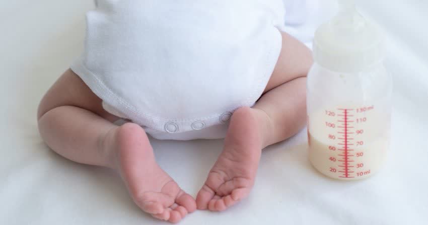 Close up neonato con bottiglia di latte che può causare stipsi