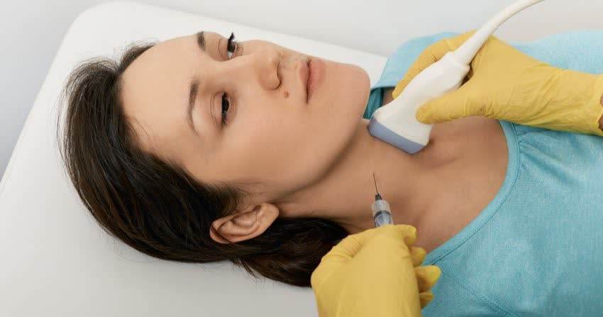 Close up paziente durante l'esecuzione dell'agoaspirato alla tiroide
