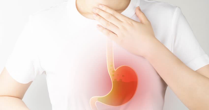 Persona con mano sulla gola e pittogramma di uno stomaco infiammato