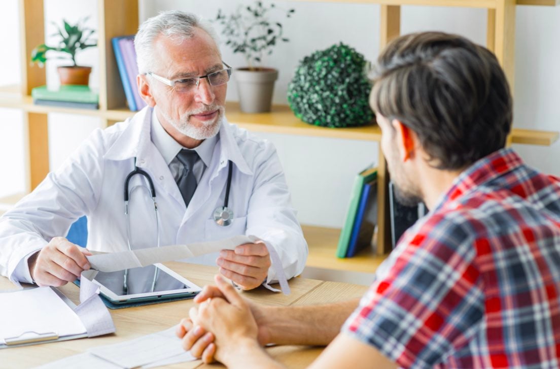 Medico che parla con paziente affetto da insonnia