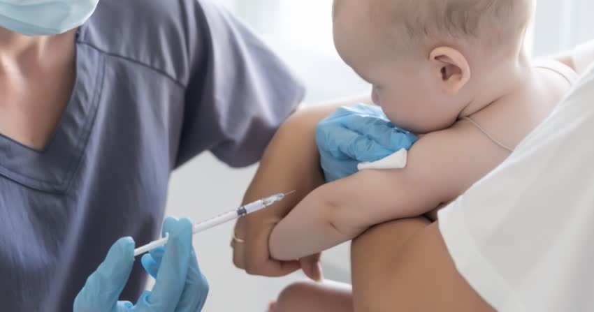 Neonato viene vaccinato per meningite
