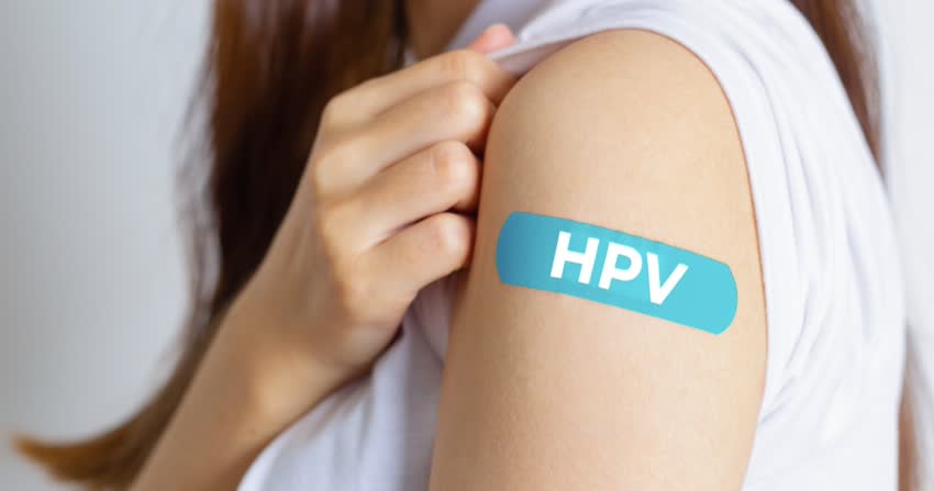 close up cerotto dopo vaccino HPV