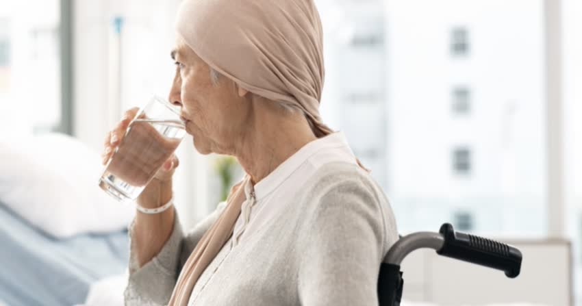 Donna anziana con stomatite da chemioterapia_difficoltà a deglutire