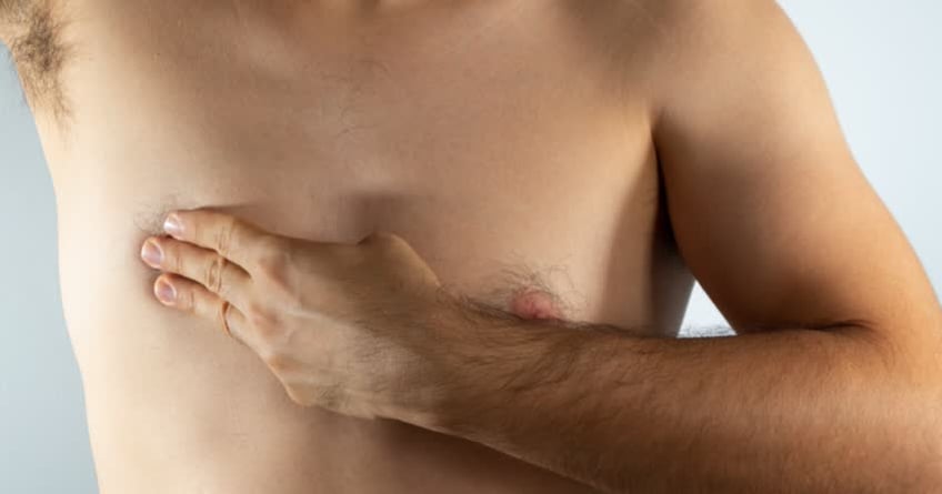 Immagine di una persona di sesso maschile che tocca torace ad indicare tumore al seno