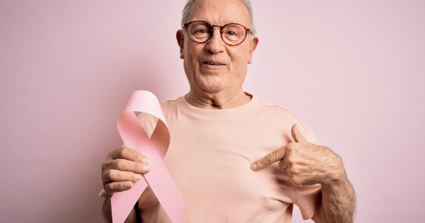Uomo anziano con tumore al seno e nastro rosa