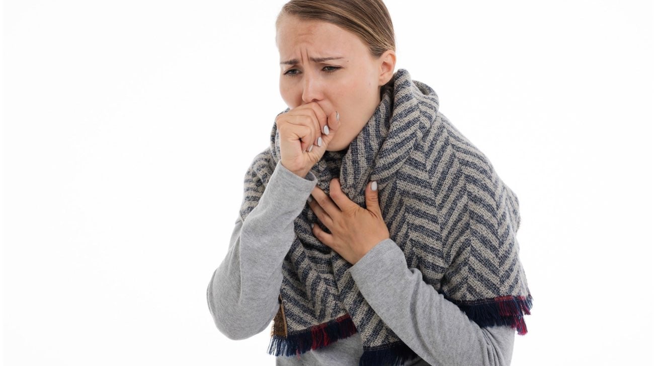 Donna con bronchite nell'atto di tossire