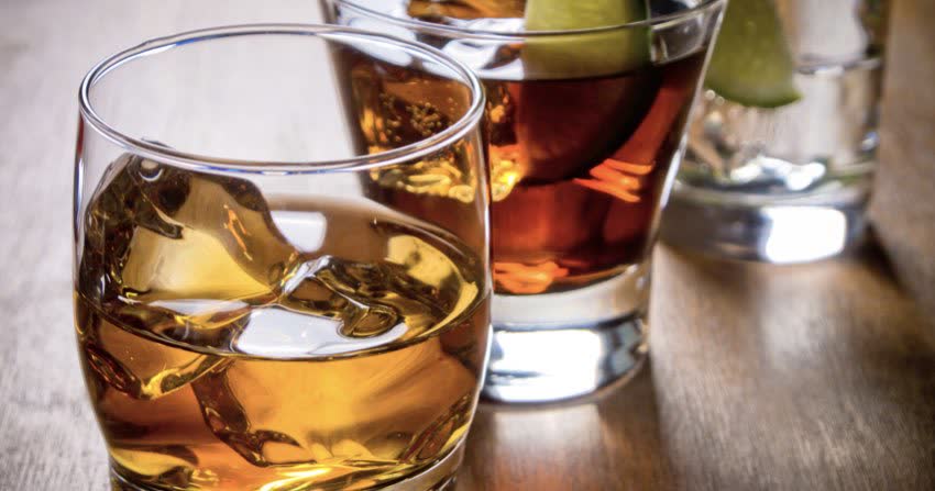 Bicchieri in vetro contenenti drink alcolici