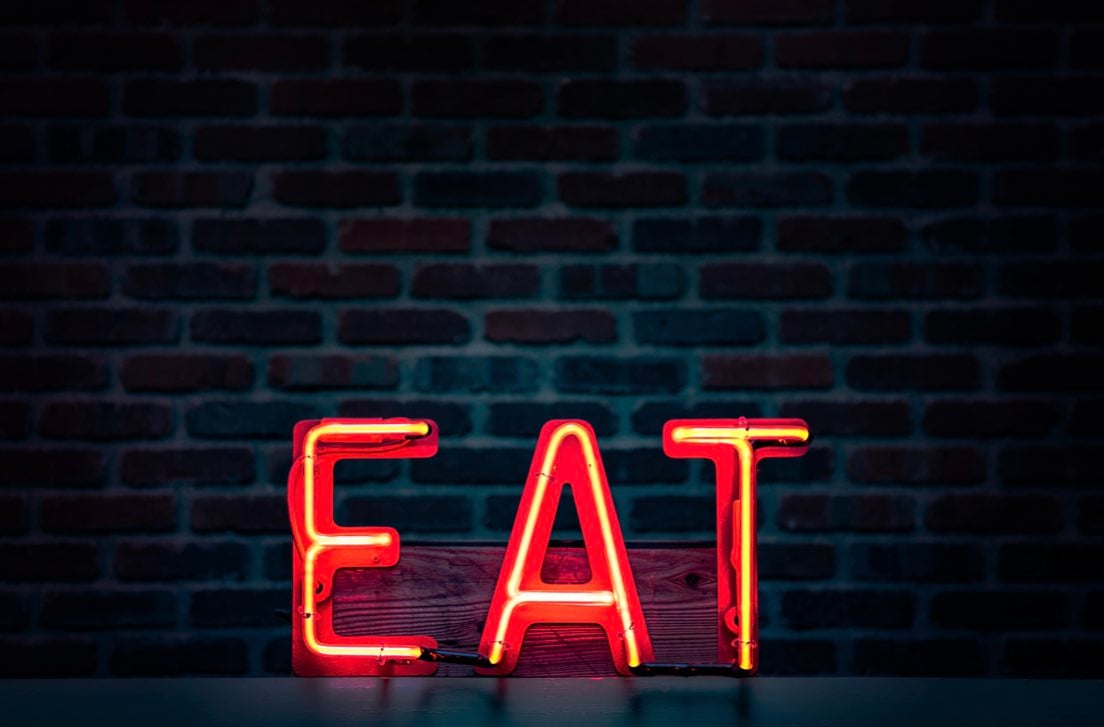Immagine con scritta "eat"