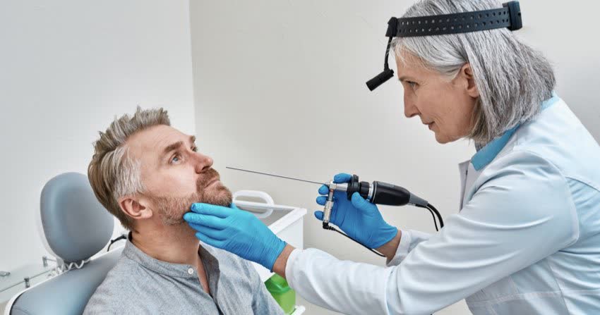 Medico specialista che esegue un esame di endoscopia nasale