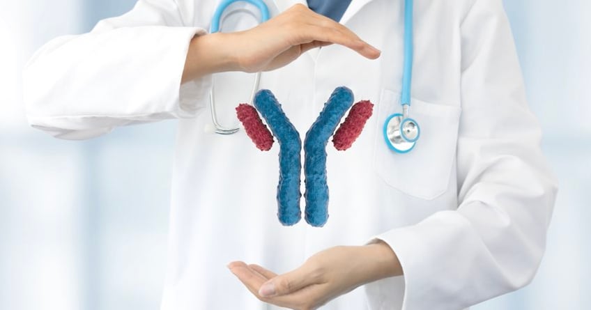 Medico che mostra un cartoon di un anticorpo monoclonare