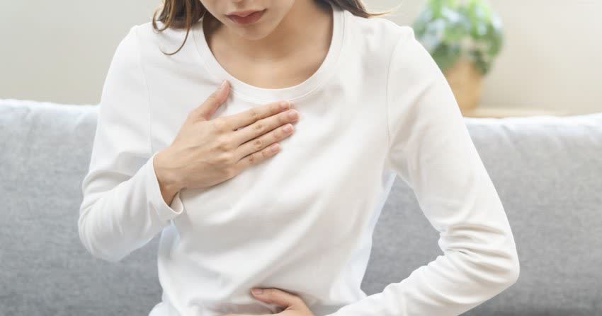 Donna con tachicardia causata dallo stomaco