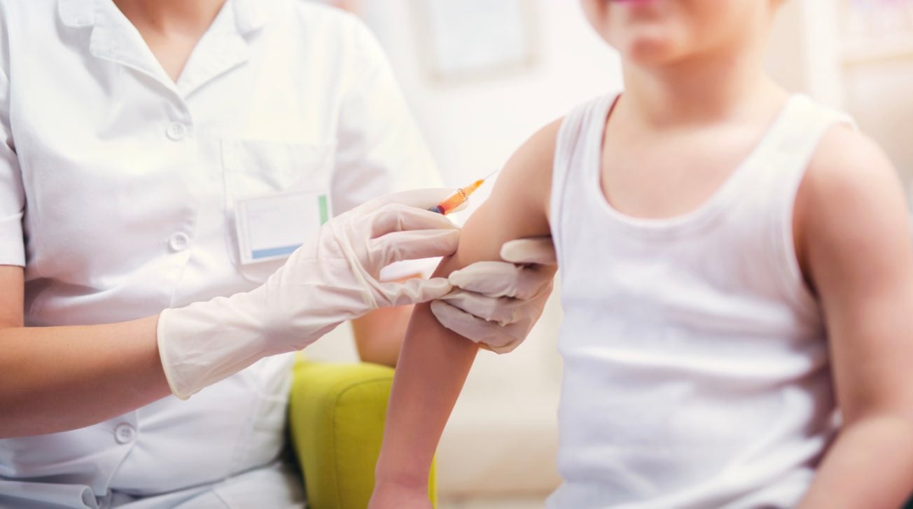 Foto di un'infermiere mentre esegue la vaccinazione contro la meningite batterica su un bambino