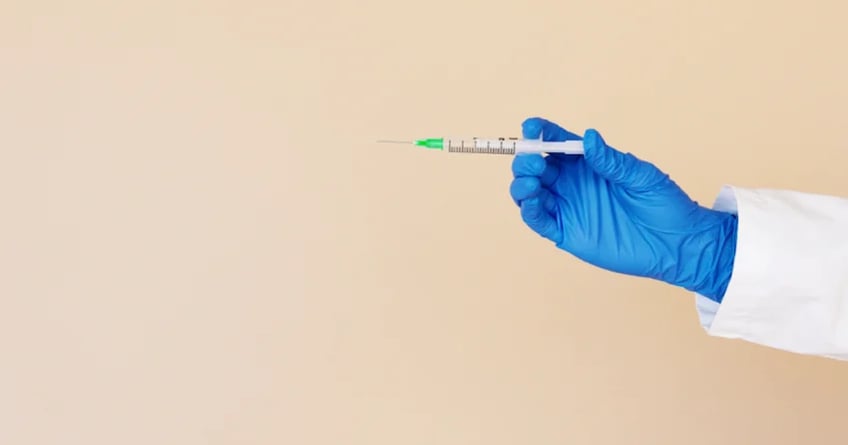 Medico con in mano siringa vaccino