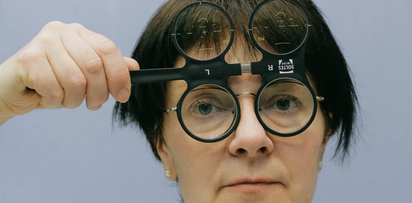 donna con strumento oftalmologico per rappresentare centri che trattano maculopatia e degenerazioni maculari in italia